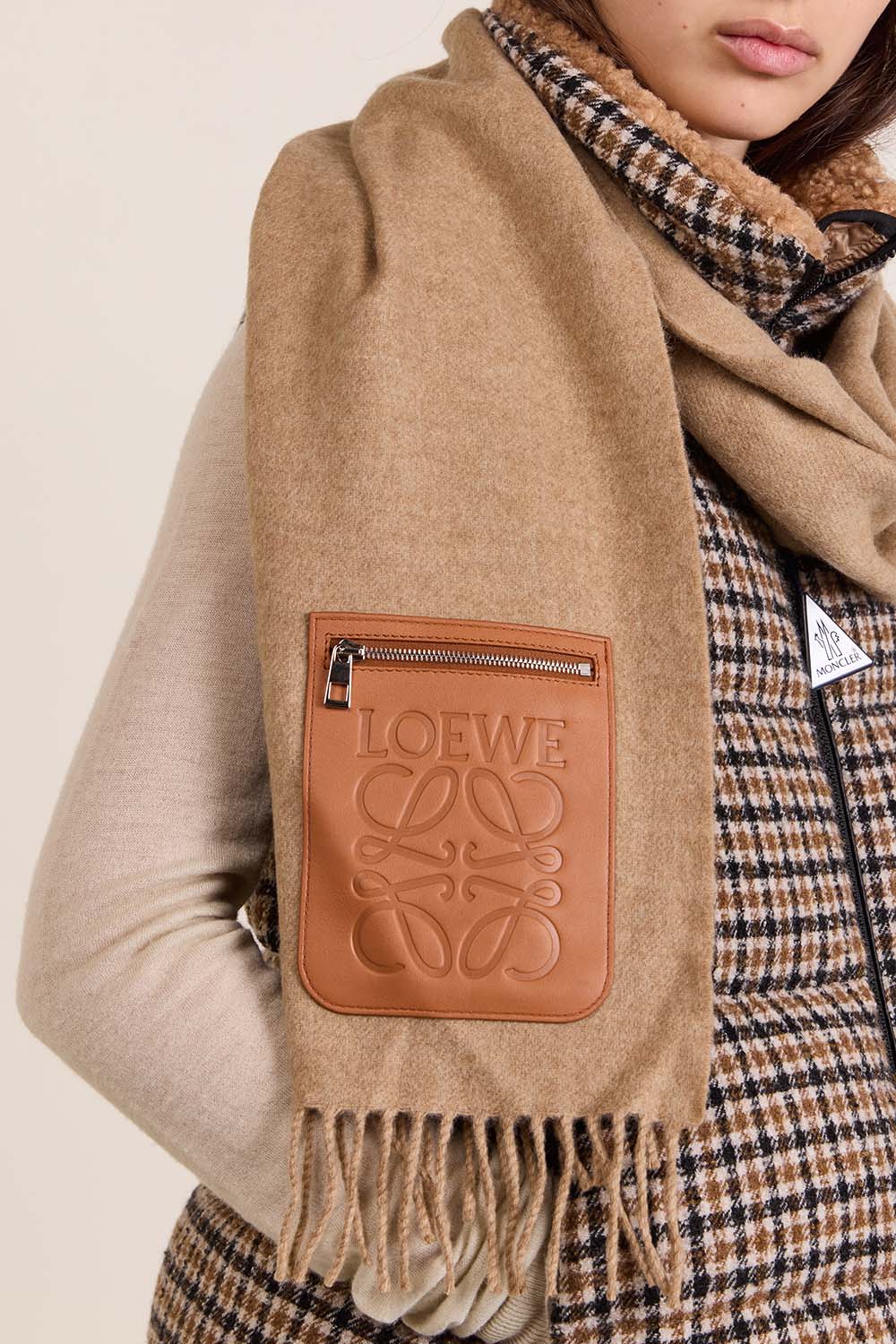 תמונת כל הלוק של צעיף צמר עם כיס